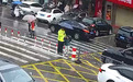 一把雨伞两份守护!安庆雨幕中的温情接力