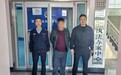手搓射钉枪进入林区狩猎 两人真“刑”
