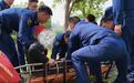老人爬树摘槐花时不慎坠落 消防员救人后化身家属全程守护