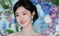 宋轶穿抹胸白裙置身花海,宛如花之精灵
