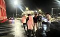 景德镇一路口两车深夜相撞浓烟滚滚 3名大学生踹开车门救出2人