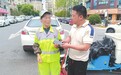 不会操作智能机 九江一环卫大姐原地守候归还遗失手机