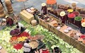 郑州一火锅店露天洗菜做饭走红 顾客称像动漫