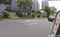 杭州闹市区一辆出租车侧翻 特警站上警车一把将司机拉出