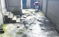 九江八里湖一居民楼门口排水口堵塞污水反溢 影响居民生活