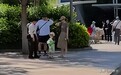 戚薇一家逛环球影城!下巴好尖、皮肤松弛,3岁儿子正脸超像妈妈