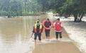 抱孩子、背老人、垒沙袋 湖北退役军人风雨中守护群众
