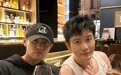 50岁黄晓明和周杰伦泰国酒吧聚会,体型差对比强烈,状态令人惊艳