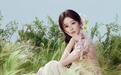 杨紫写真灵动清新 穿斜肩轻纱裙优雅甜美