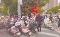 百米外车位空空、市集门口扎堆违停!鹰潭青柠市集路口通行困境凸显