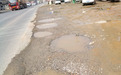 瑞昌市G220国道通江岭路段坑洼破损路况恶劣 无排水沟积水严重
