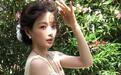 杨超越晒户外美照 穿蕾丝吊带裙元气满满