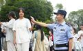抚州崇仁两对父女共赴考场 高考考点外击掌互相加油