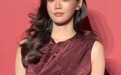奚梦瑶婚后首公开亮相,与好友谷爱凌同框,酒红色长裙尽显优雅