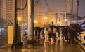 广德一家三口被撞1死2伤,市民雨夜到事发路口悼念,有人线上下单送花到现场