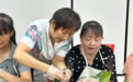 粽香四溢暖邻里:一只粽子串起的邻里温情 ——南昌社区党群服务中心举办“粽香四溢暖邻里”长者粽子DIY活动
