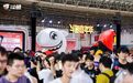 时隔7年,再次回归!25日 武汉一地排满年轻人,有人拖着行李箱从高铁站直奔现场