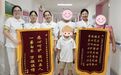 十岁孩童战胜罕见脑病 康复归来送锦旗致谢医护