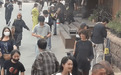 关晓彤片场快步迎父亲探班 满脸笑意明媚治愈