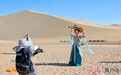 当飞天遇见落日 鸣沙山月牙泉旅拍成敦煌暑期顶流