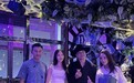 郭可盈女儿毕业全家外出庆祝,16岁林天若穿露脐装,身高超过母亲