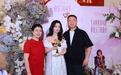 杨紫白玉兰庆功宴全家福曝光 父母眼里满是骄傲与珍视