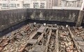 武汉一老旧小区电梯分批更新 高层住户冒险穿行破损顶楼