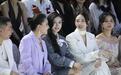 董璇携女儿小酒窝亲子走秀 Angelababy等女星温暖捧场