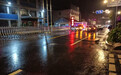 余姚:风雨夜,九人六车筑成“生命墙”