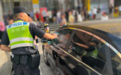 家长下车办事,2岁幼童被锁车内,吉安特巡警紧急破窗