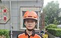 武汉街头轮椅老人被车撞倒 00后骑手姐弟停车施救