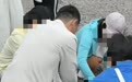 夫妇紧急按压救援倒地男子却被质疑动作不标准 施救者回应