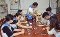 高校学子玩转百年技艺 指尖非遗“灯”场