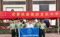 南京路上的“常明灯”:“光明20号”在大暑闷热中为市民送清凉关怀