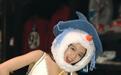 李兰迪头戴雪人毛绒帽出游 自拍元气灵动
