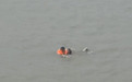 江西19岁少女坠湖靠泡沫凉鞋浮起,民警施救脱险