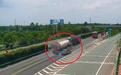 轿车在高速公路上停车 几辆重型货车接踵而至