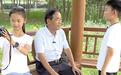 64岁河北老人坚持自学英语7年 带着孙子孙女每天说英语,希望做志愿者跟到访家乡的外国朋友交流