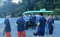 5名游客爬山迷路 两地警方打着手电搜山4小时成功找到