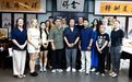 多国外籍学员跟随少林武术名家、小龙教育集团董事长陈同山学写中国书法
