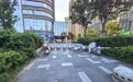 汉阳一商业街石墩挡路引争议 物业回应