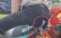 男子骑共享电单车碰撞遭意外 断裂座椅靠背扎进屁股 “钉”在车上动弹不得