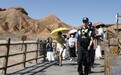 暑期护游七彩丹霞景区 甘肃临泽这抹“警”色别样美