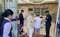 八月阳光服务故事|光大银行深圳分行:俯身敬老显温情,延时涉外显担当