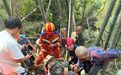 挖掘机滚落百余米山坡 驾驶员被甩出车外 益阳消防紧急营救