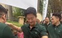 吴京助农近照曝光 52岁这精气神绝了