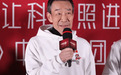 妻子于海丹透露李雪健已经完全听不见了,拍演要靠控制器感应说台词