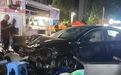 安远一夜市发生车祸,商户称一辆黑色轿车撞倒10余辆电动车、摩托车