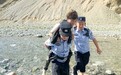 多名少年山中遇险两人受伤一人受困 他们徒手攀爬施救