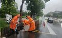 暴雨来袭 登封环卫人风雨坚守筑牢城市安全防线